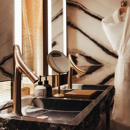 Sax Paris, Lxr & Szálloda