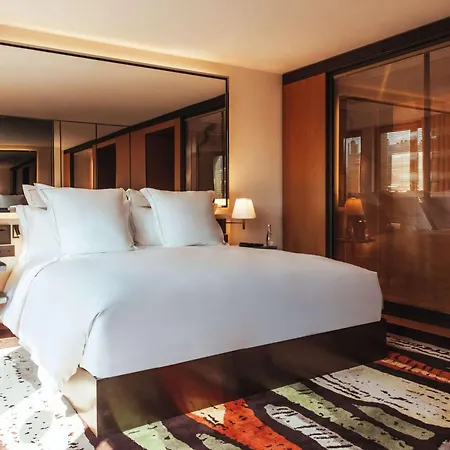 Sax Paris, Lxr & Szálloda