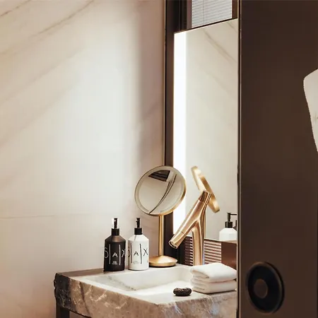 Sax Paris, Lxr & Szálloda 5*